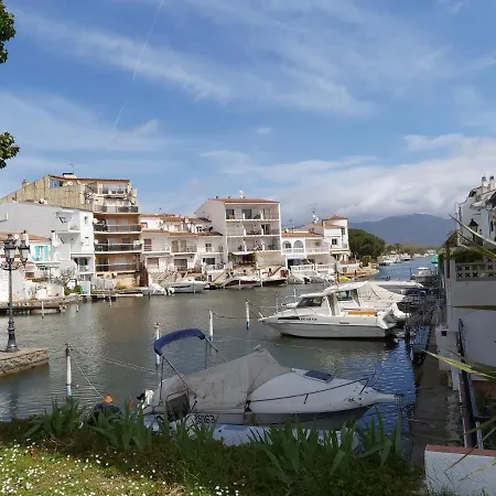 Estudi Amb Vistes Al Canal *